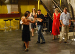 Milonga - DJ Karola vom Tangoverein SH legt Musik zum Tanzen auf